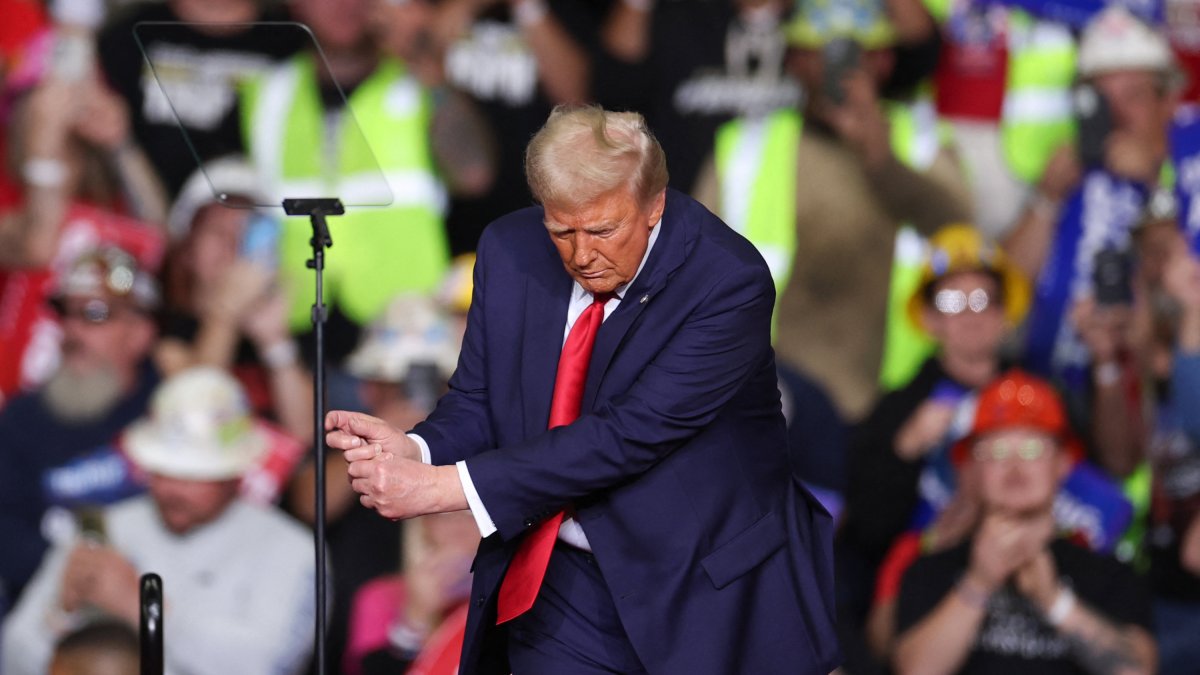 Donald Trump imita un golpeo de golf durante la campaña electoral