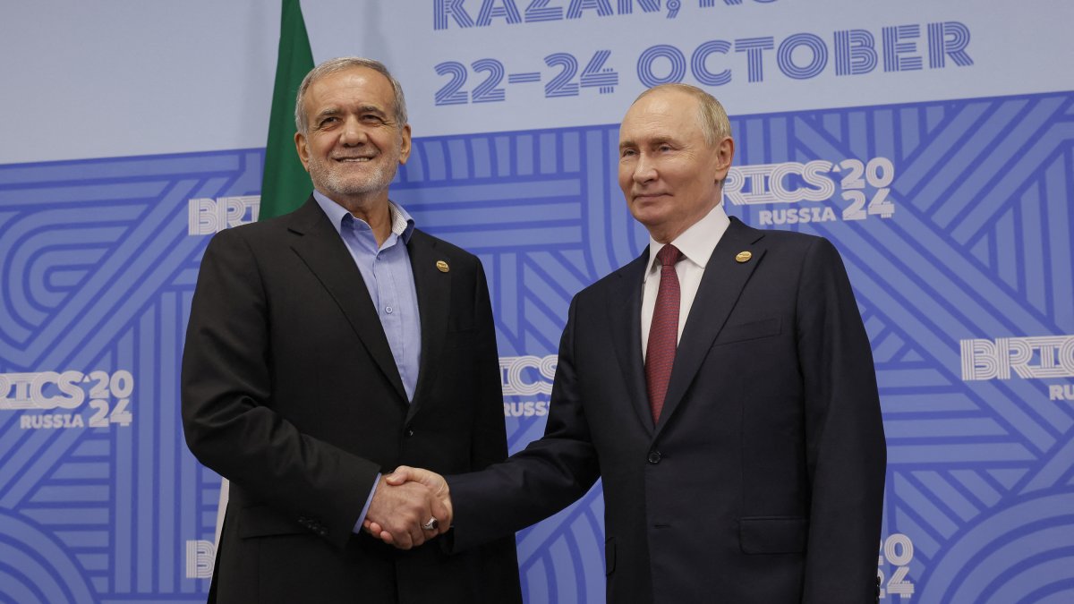 Russian President Vladimir Putin (right) and his Iranian peer Masoud Pezeshkian.