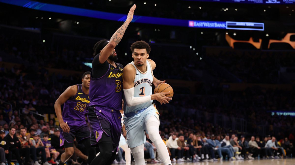 Wembanyama conduce hacia la canasta ante Anthony Davis