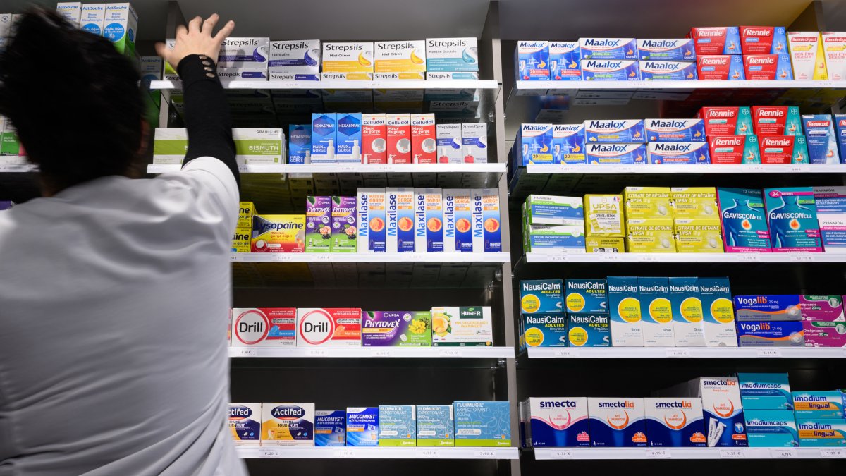 Farmacéutica ordenando una estantería