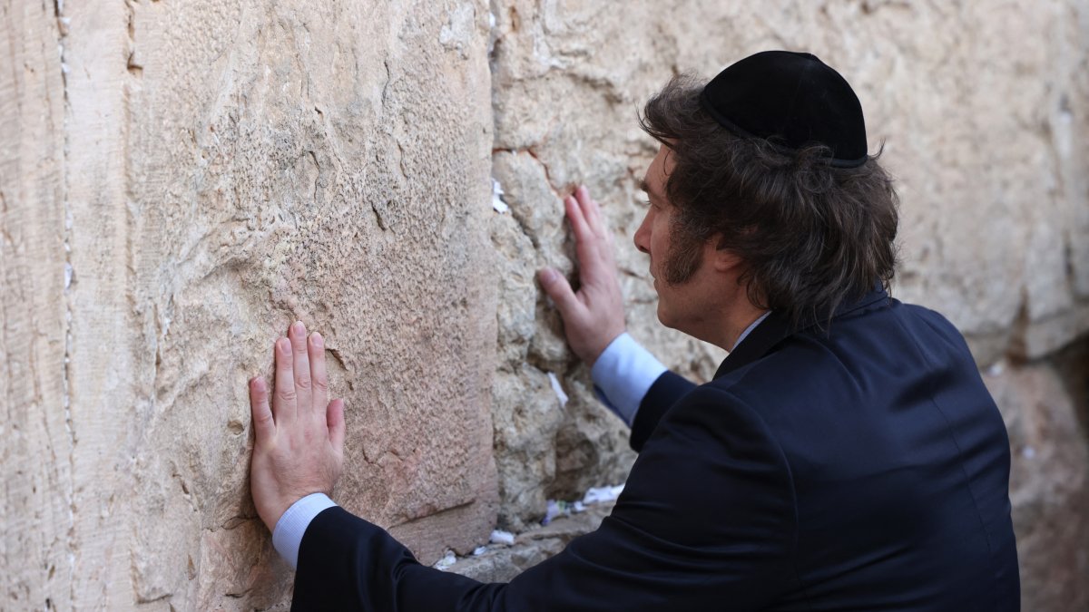 El presidente argentino Javier Milei en el Muro de los Lamentos, en Jerusalén