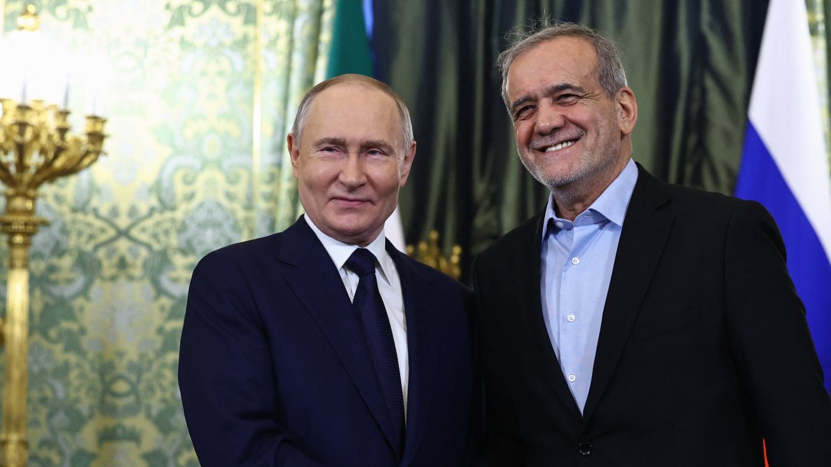 El presidente ruso Vladímir Putin y su par iraní Masoud Pezeshkian