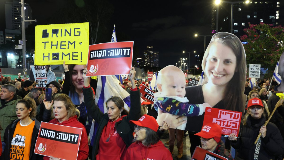 Manifestantes reclaman la liberación de los rehenes de Hamás con fotografías de ellos.