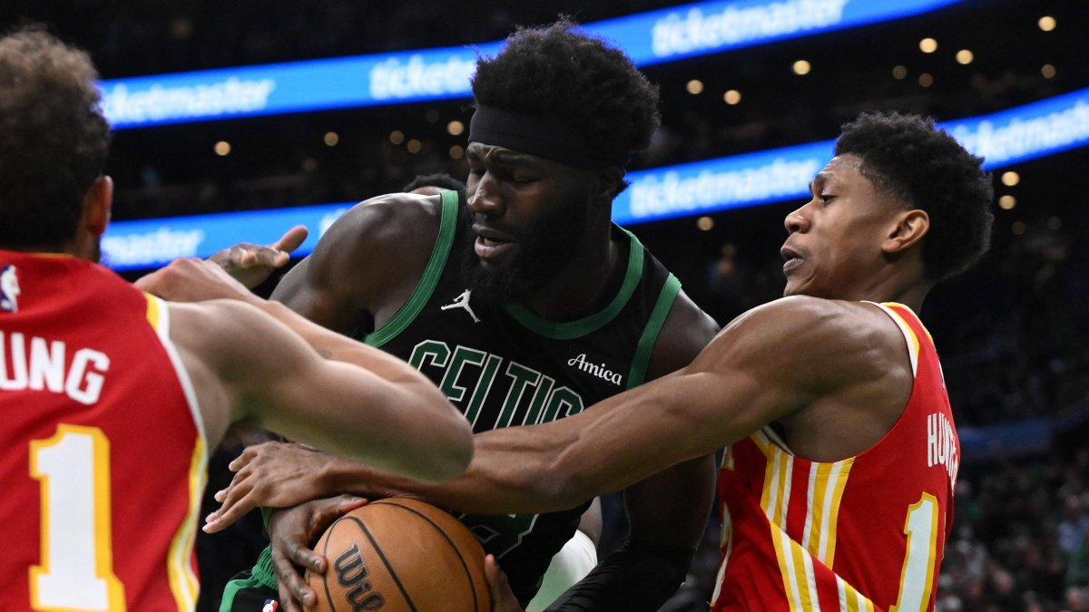Neemias Queta (88) y De'Andre Hunter (12) luchan por el balón