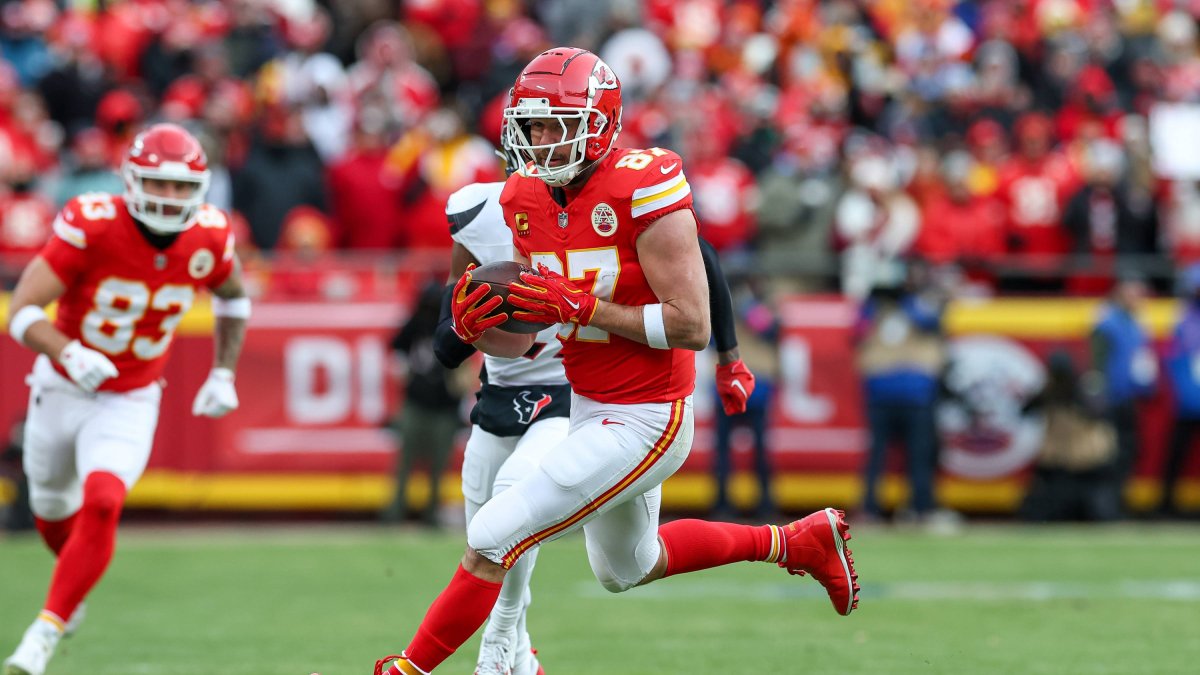 Travis Kelce (87) realiza una atrapada y corre para un primer down