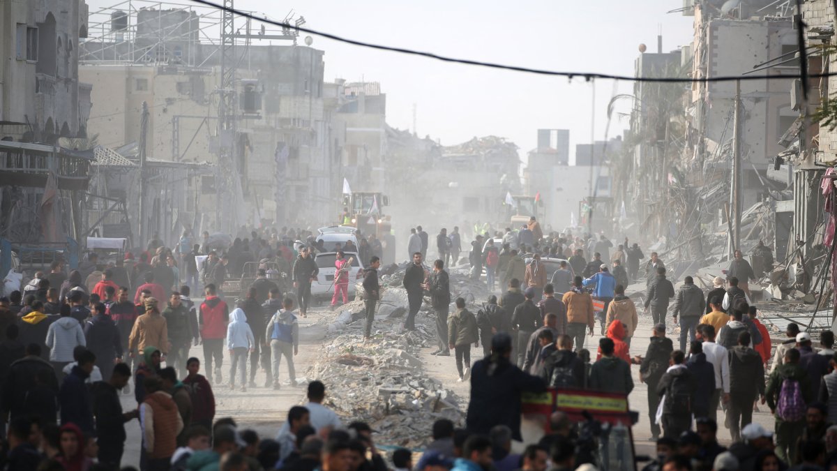 Cientos de palestinos salen a la calle tras la entrada en vigor del Alto el Fuego.