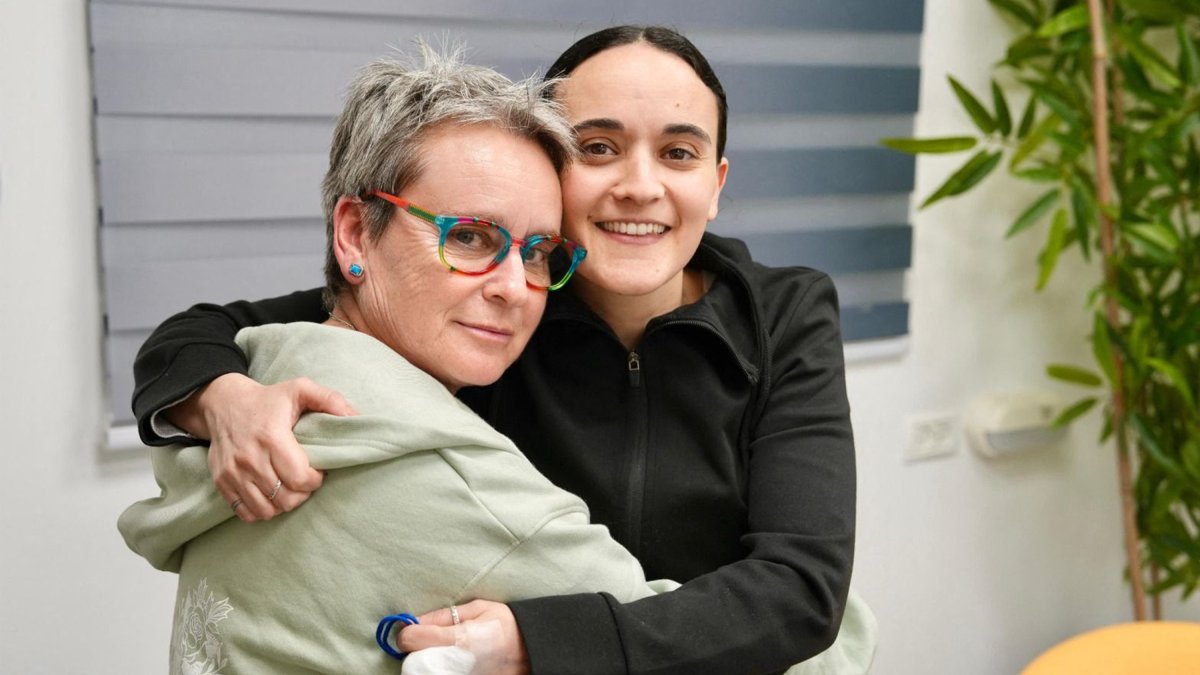 Emily Damari abraza a su madre tras su liberación