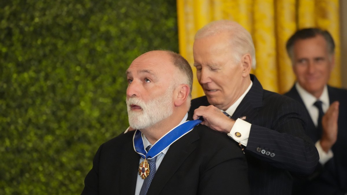Biden coloca la Medalla de la Libertad al chef José Andrés