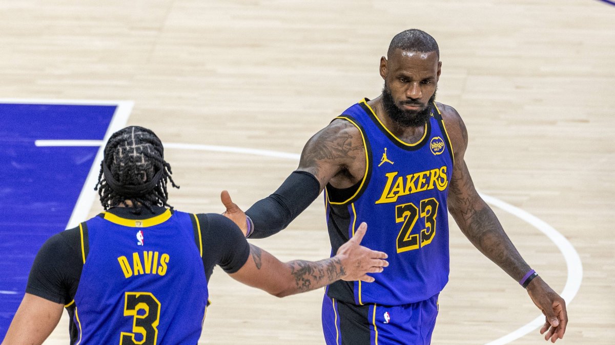 LeBron James and Anthony Davis, facing the Wizards