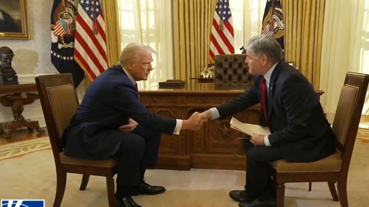 Trump saluda a Hannity en el Despacho Oval