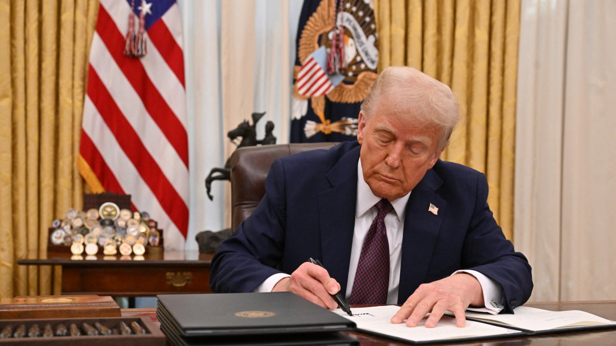 Trump firmando órdenes ejecutivas en el Salón Oval