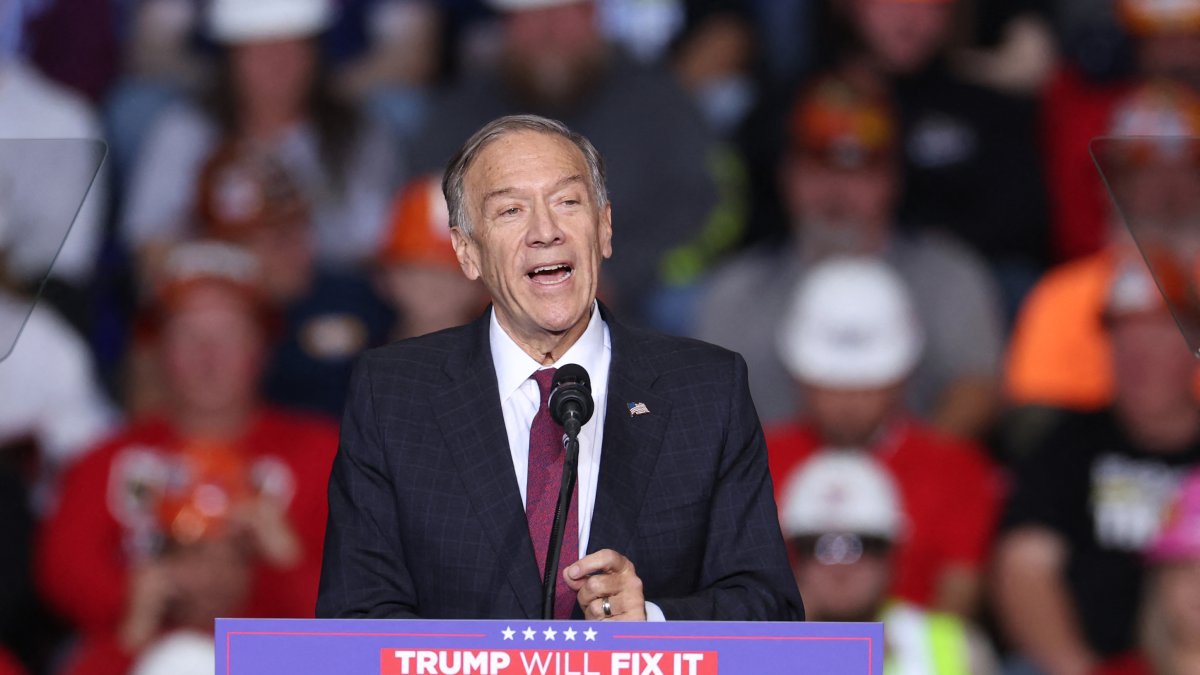 Mike Pompeo haciendo campaña por Trump en Pensilvania, en noviembre de 2024