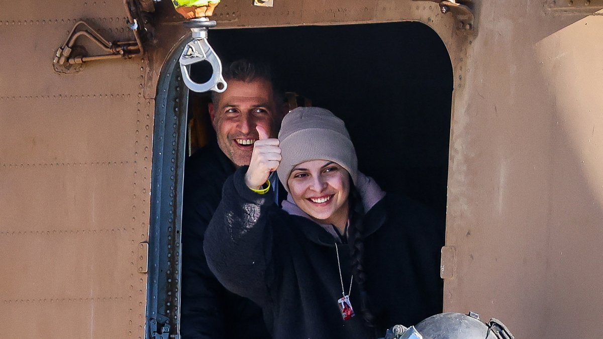 Una de las rehenes al ser liberada