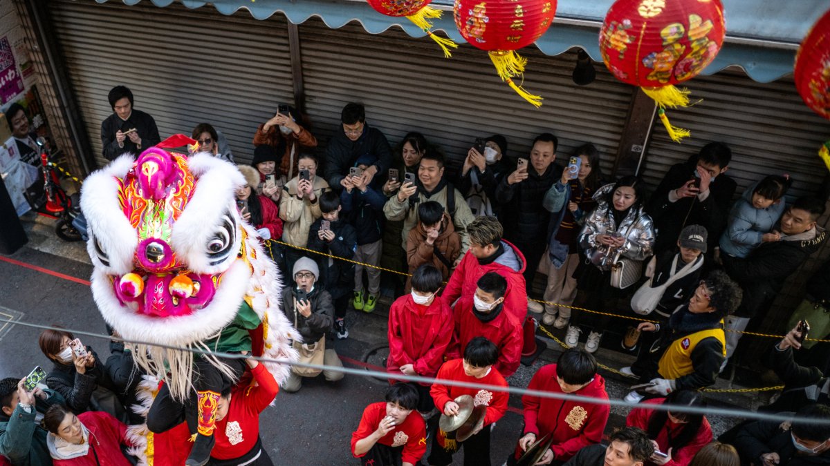Espectadores observan la danza del león