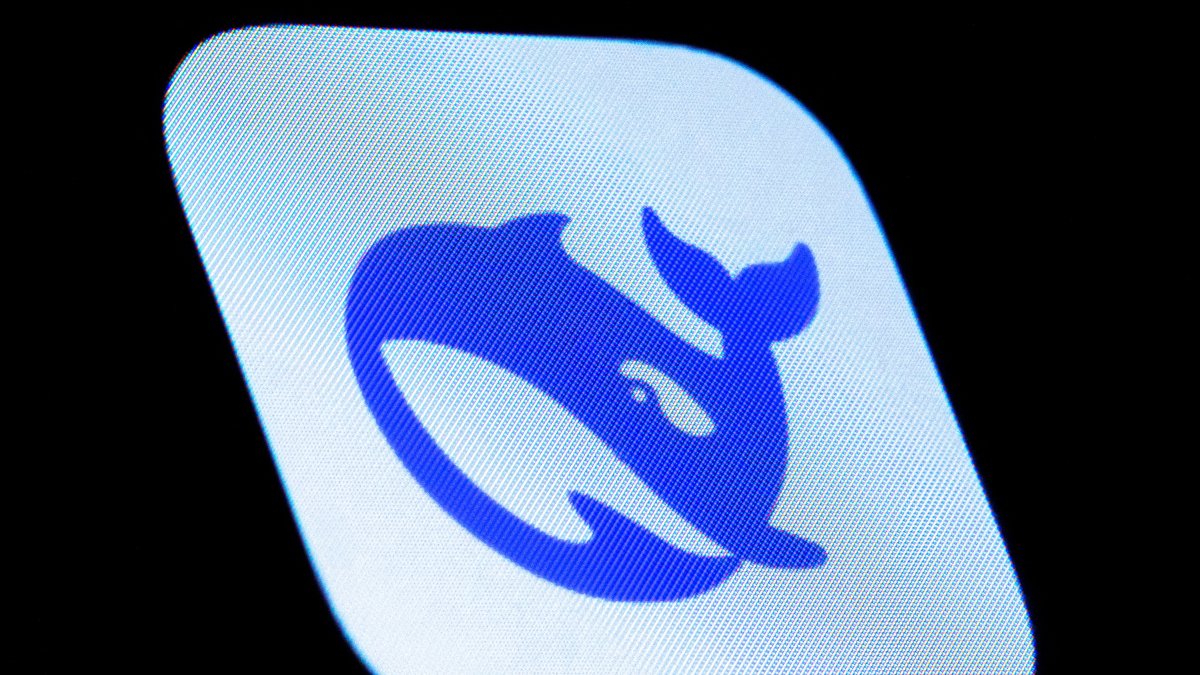 Logo de DeepSeek en una pantalla