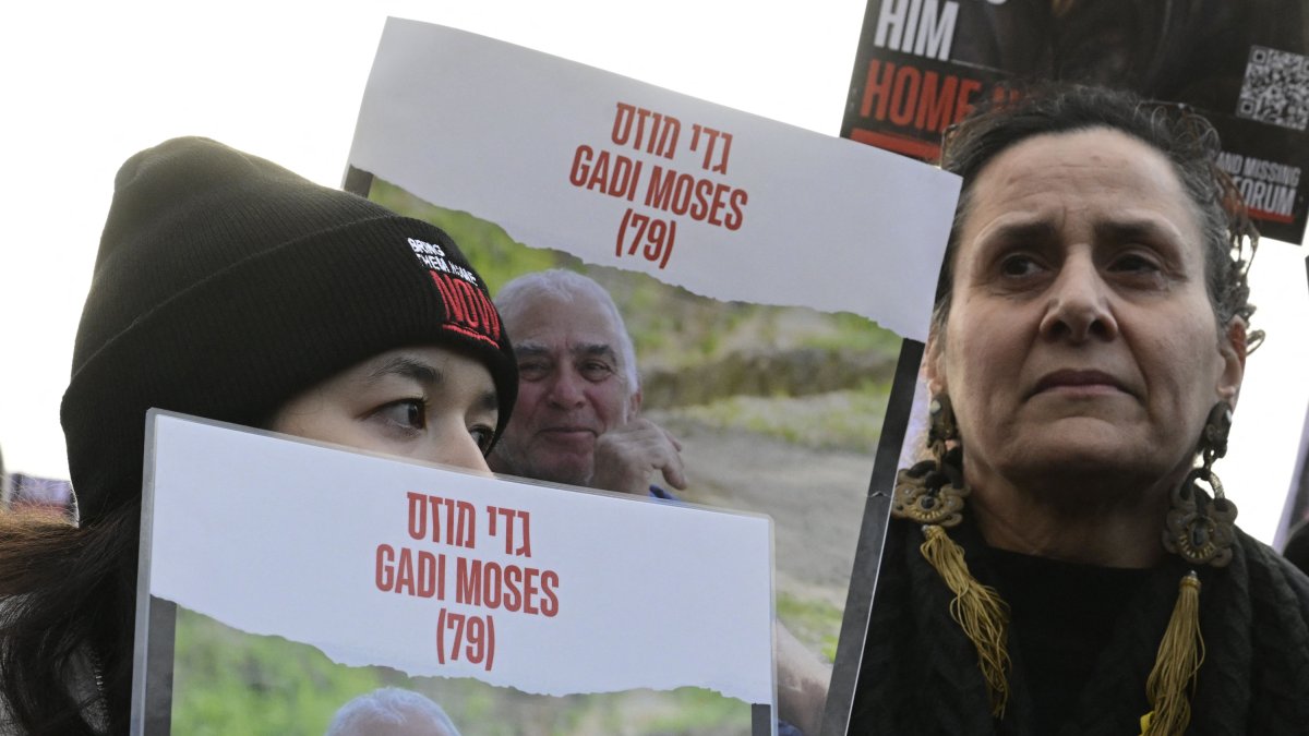 Familiares de Gadi Moses piden por la liberación de su ser querido durante una manifestación en Alemania