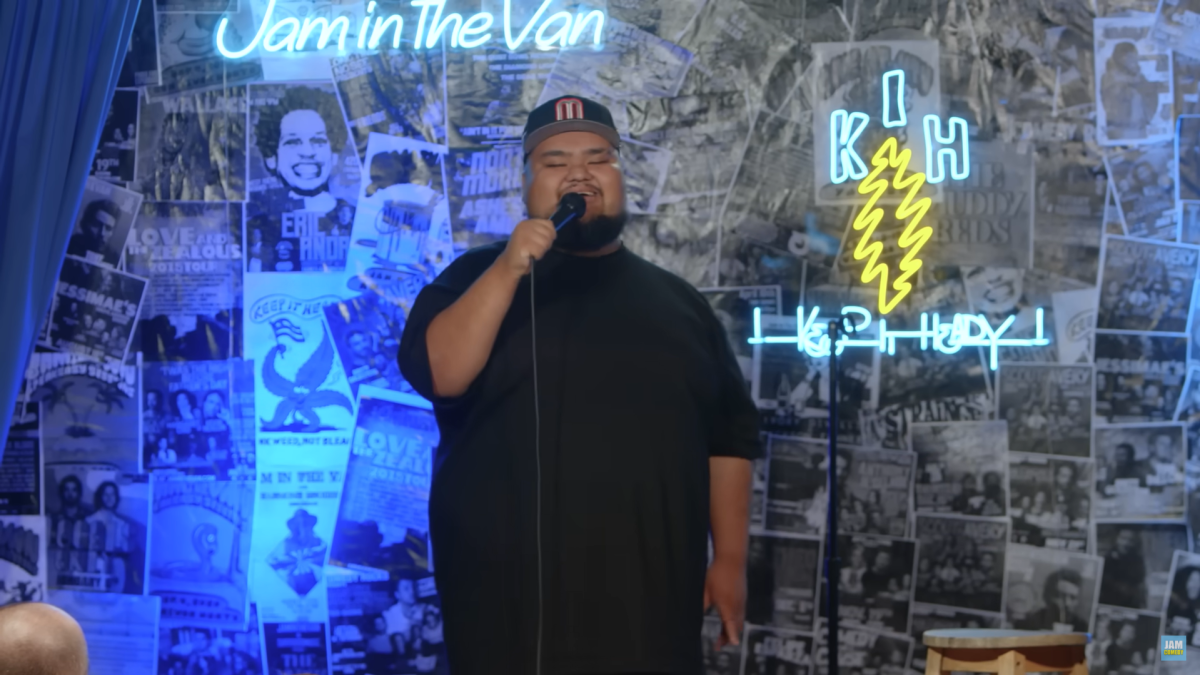 El humorista Ken Flores en uno de sus shows