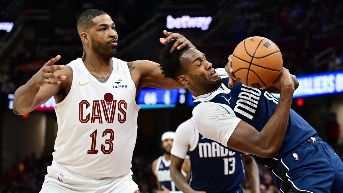 Thompson (13) pugna por un rebote con el jugador de los Mavs Prosper