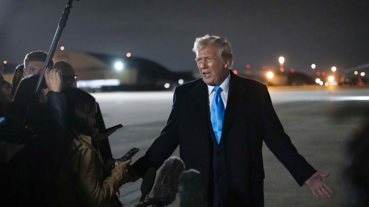 Donald Trump habla con los periodistas junto al Air Force One