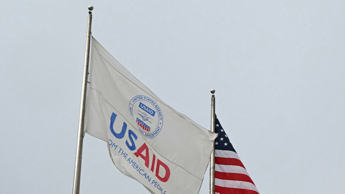 Bandera de USAID y de Estados Unidos