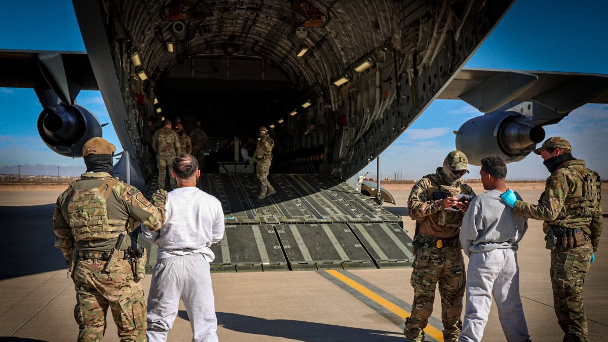 First flight with undocumented immigrants to Guantanamo Bay