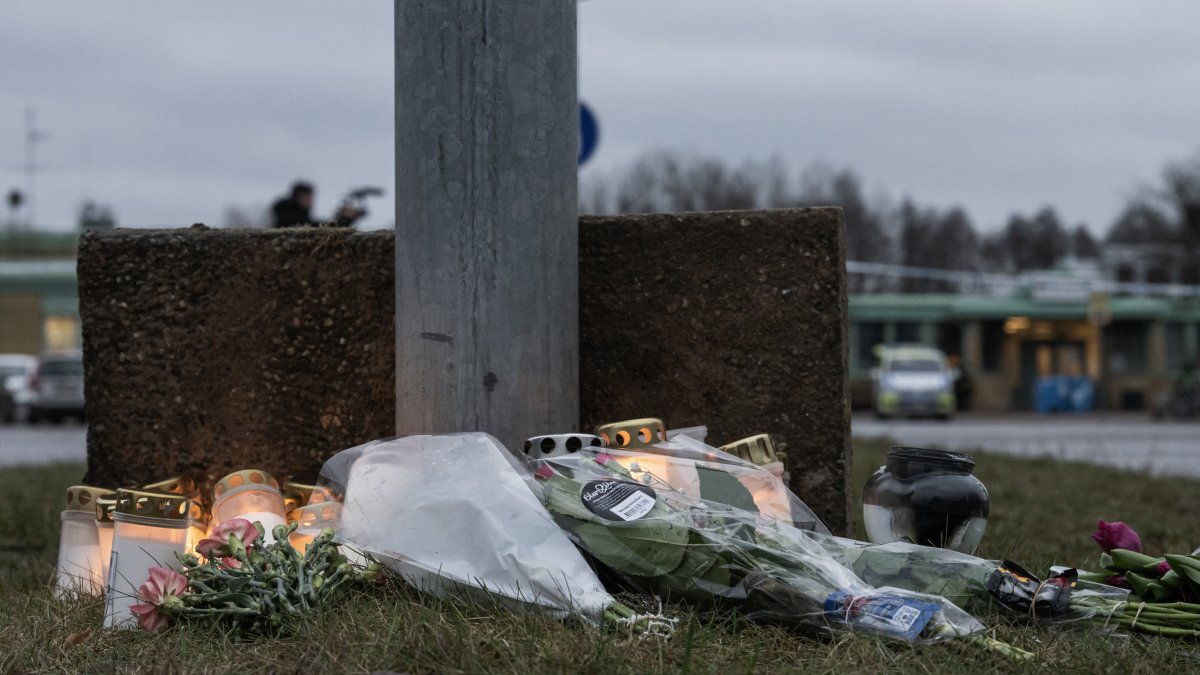 Velas y flores en una vigilia improvisada en Orebro