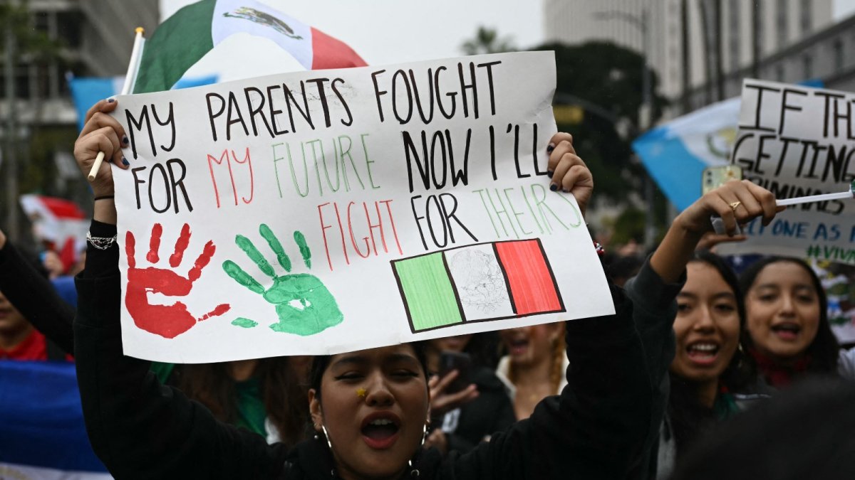 Estudiantes de Los Ángeles protestan contra el presidente Donald Trump y por los derechos de los inmigrantes /AFP
