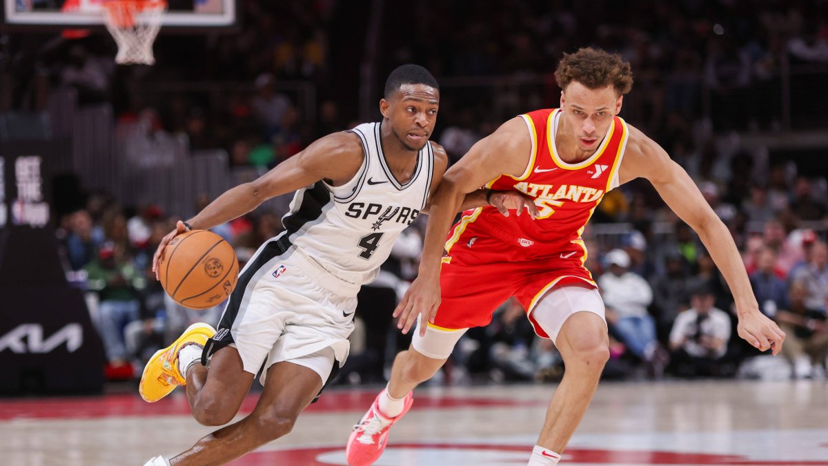 De'Aaron Fox (4) en su primer partido con los Spurs