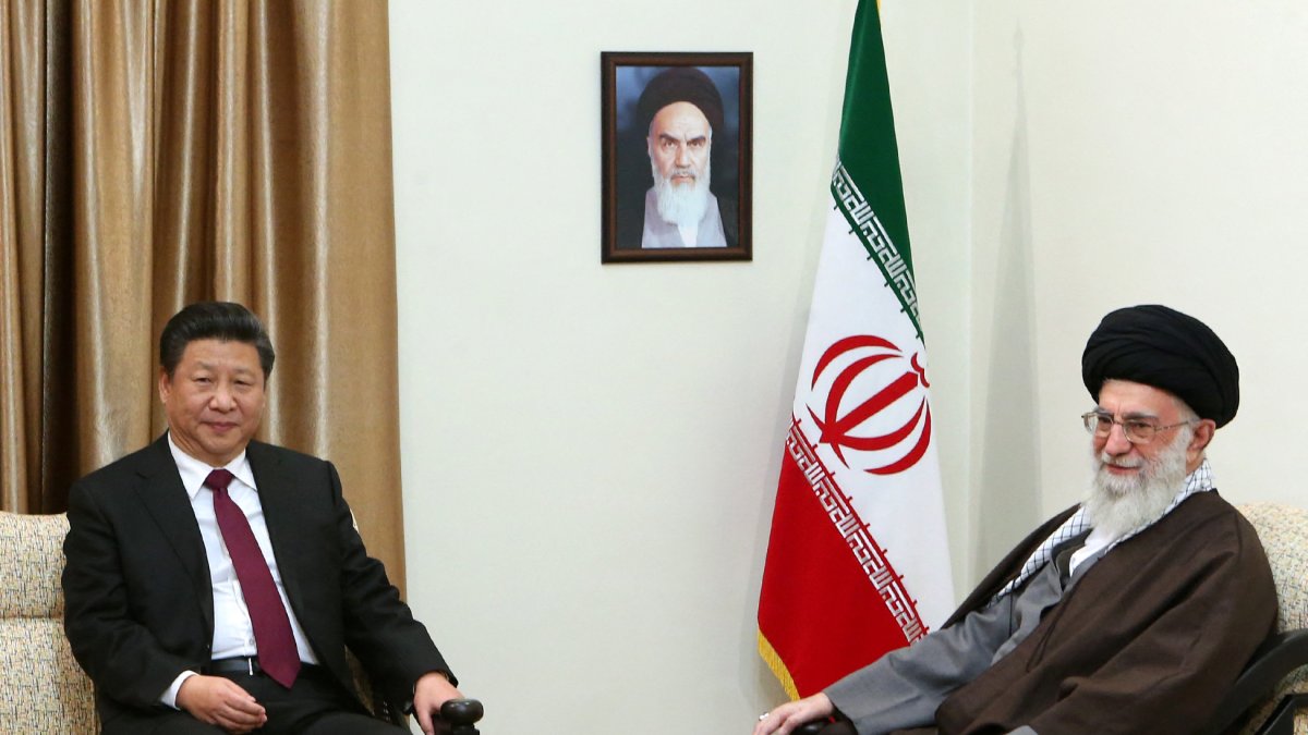 El líder supremo iraní Alí Jamenei (derecha) y el presidente chino Xi Jinping durante una reunión en 2016