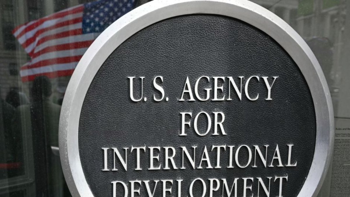Cartel cerca de la entrada a la sede de la USAID