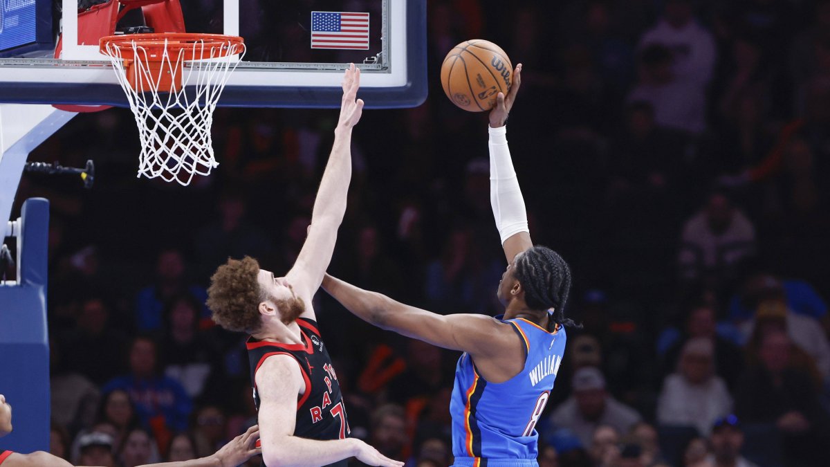 Jalen Williams shoots for the Thunder