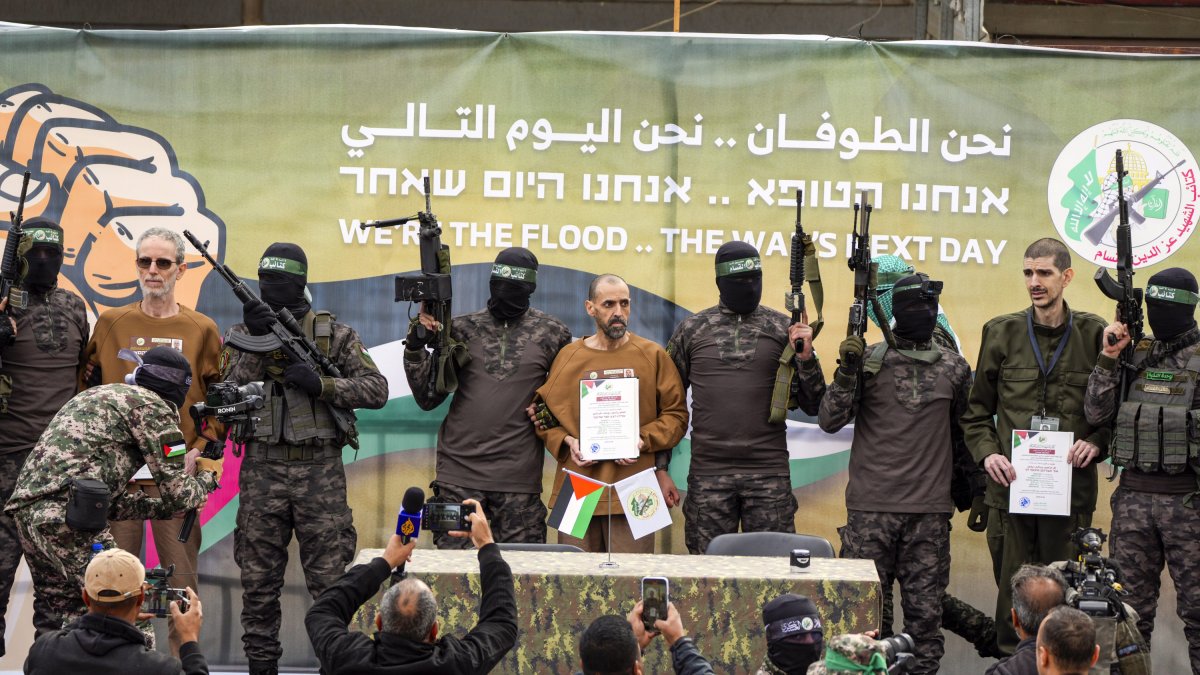 Los terroristas de Hamás hacen desfilar a los rehenes antes de liberarlos