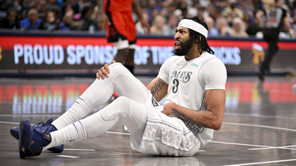 Anthony Davis hurt his groin in his Mavericks debut.