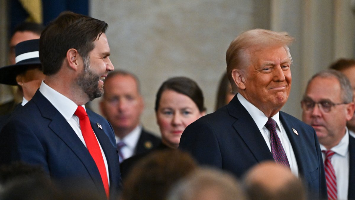 El vicepresidente electo de EE.UU. JD Vance (izq.) y el presidente electo de EE.UU. Donald Trump el 20 de enero de 2025 (Foto de Ricky Carioti / POOL / AFP).