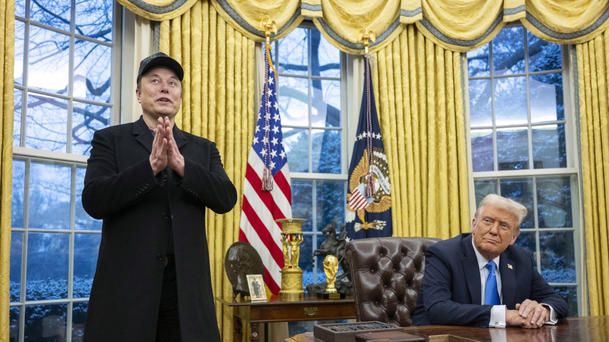 Elon Musk next to Donald Trump in the Oval Office.