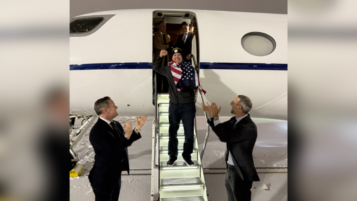 El profesor estadounidense Marc Fogel regresa a casa