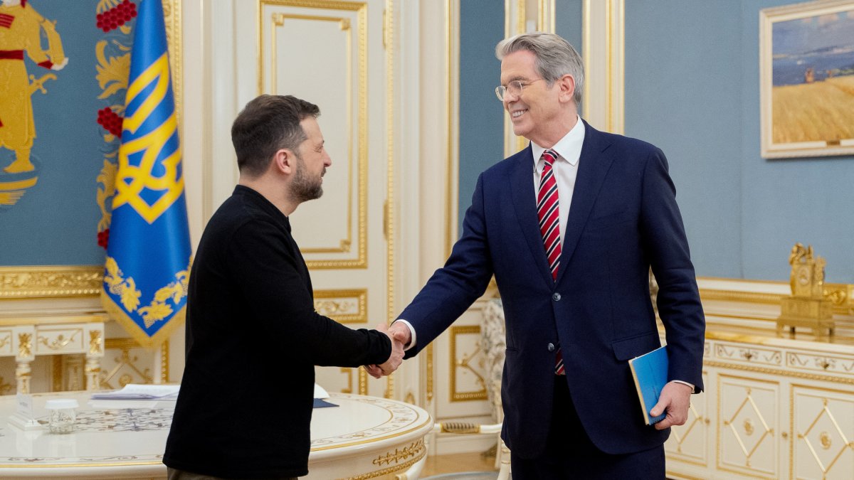 Zelenski con Bessent, febrero de 2025.