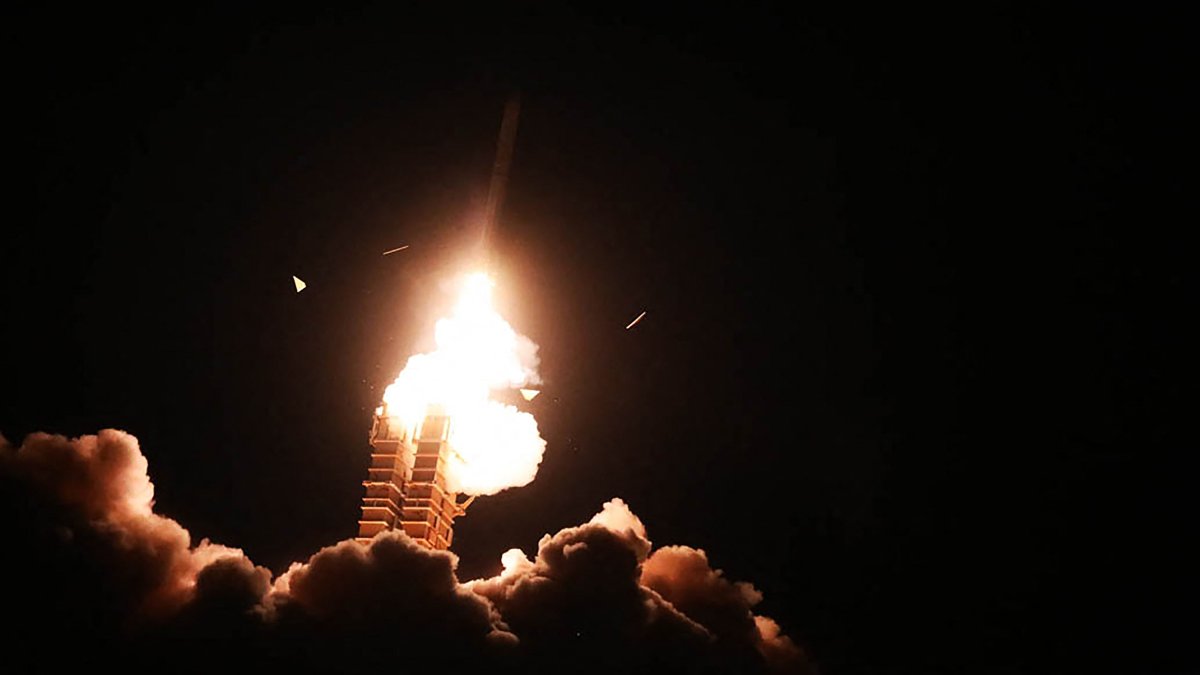 Imagen de la Oficina del Ejército iraní el 12 de enero de 2025. Sistema de defensa antimisiles durante un simulacro militar en un lugar no revelado de Irán. (Photo by Iranian Army Office / AFP)