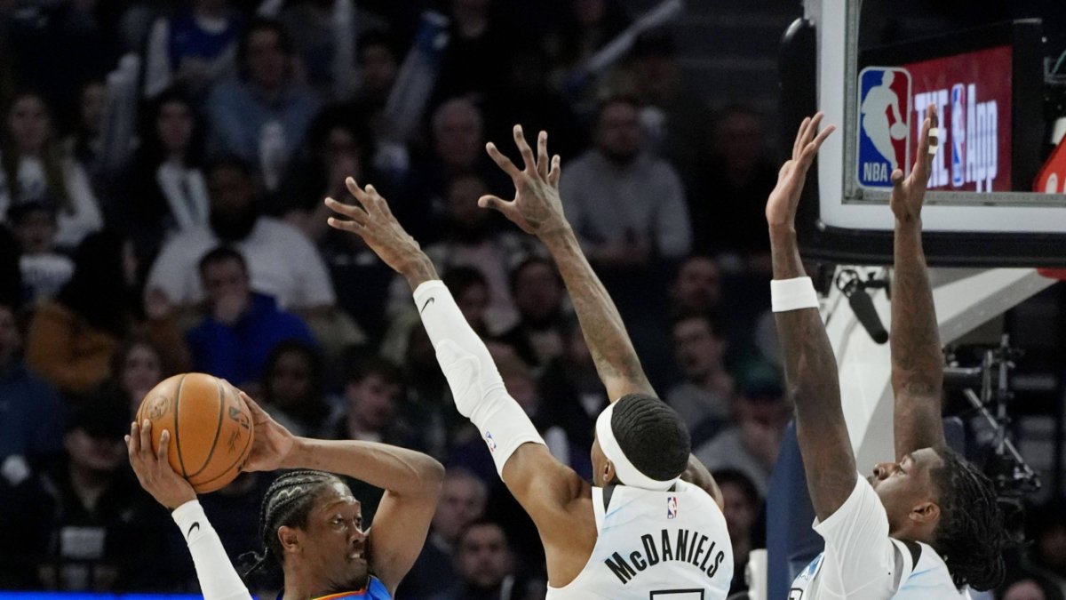 Williams (8) trata de entrar a canasta frente a los Timberwolves