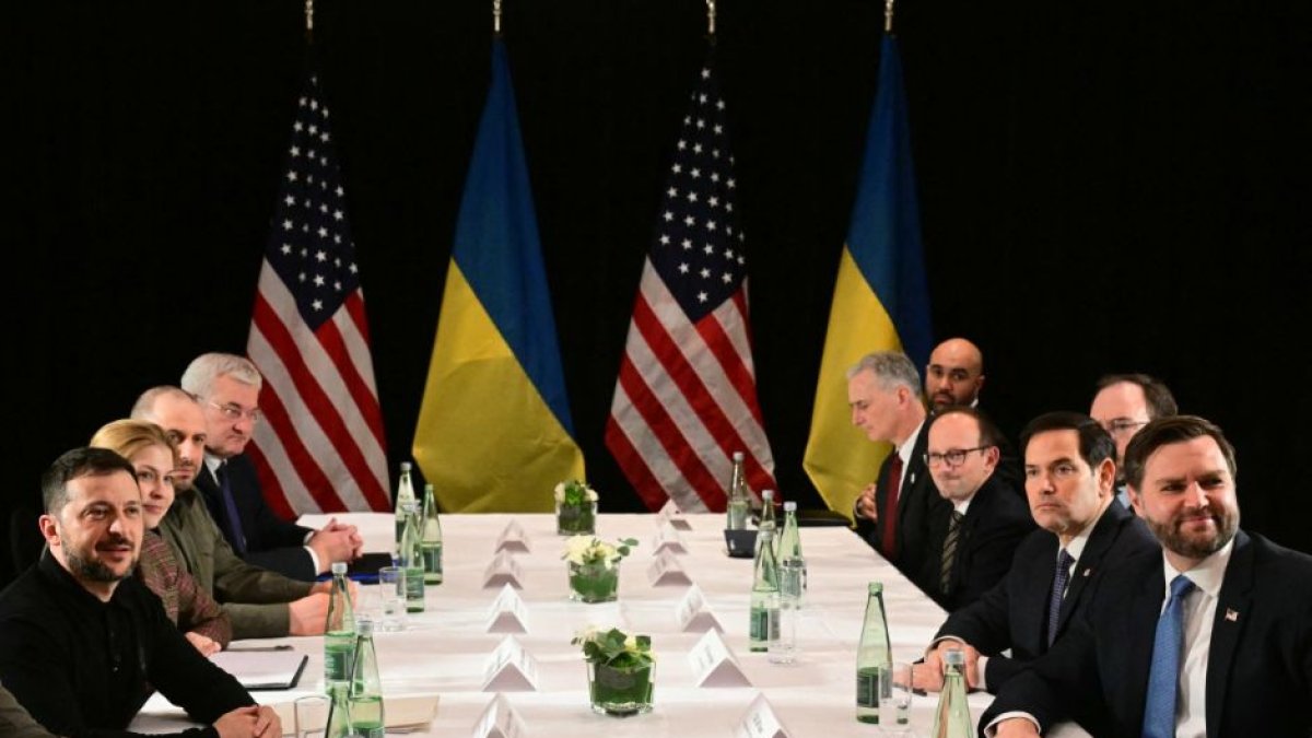 JD Vance (right), Marco Rubio (2nd from right), Volodymyr Zelensky (left), in Munich.