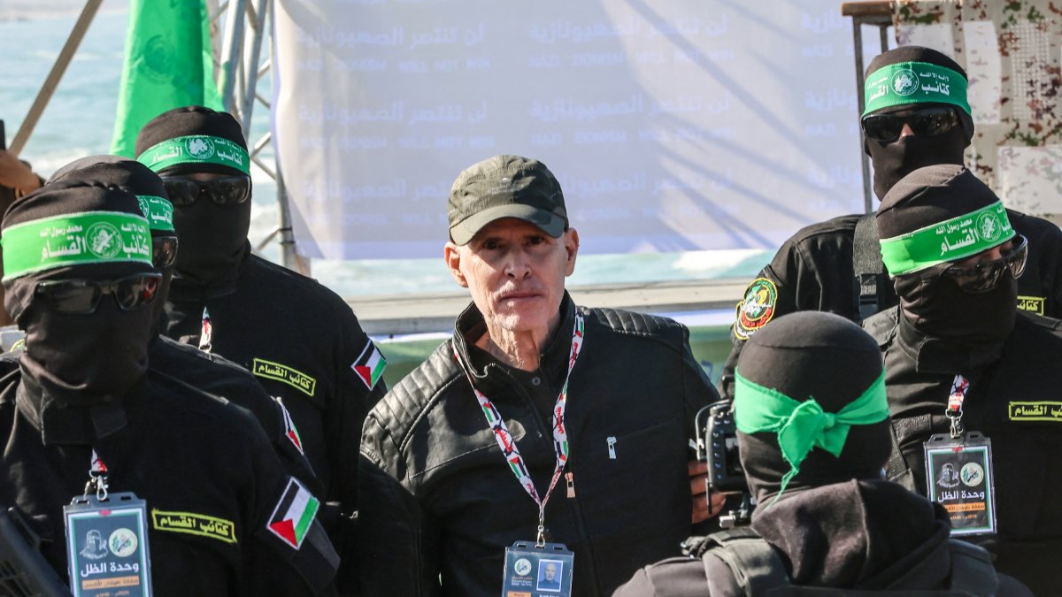 Keith Siegel before handing him over to a Red Cross team in Gaza City