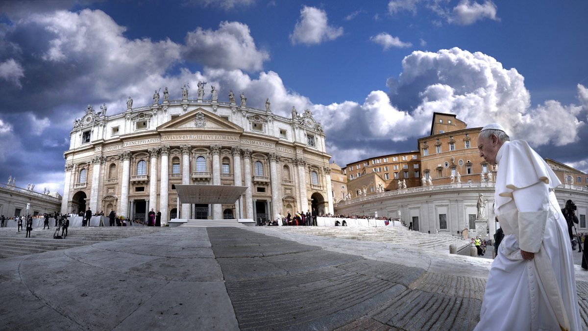 El papa Francisco camina en la Plaza de San Pedro