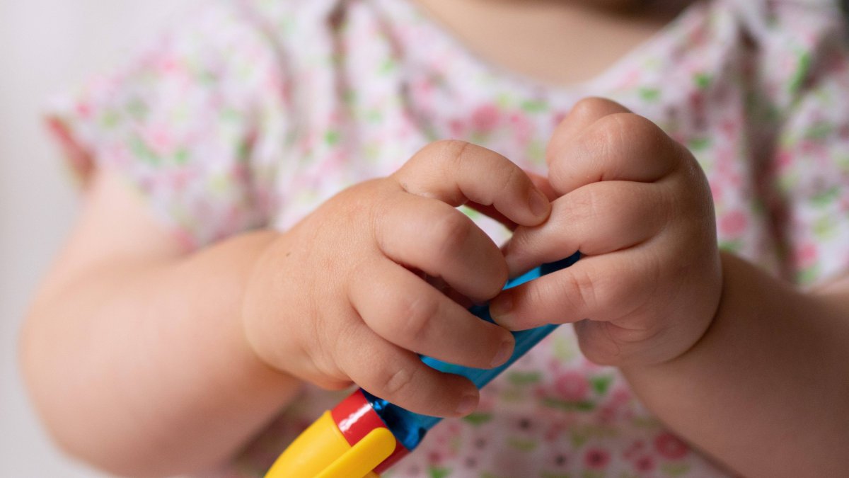 Foto de archivo fechada el 04/08/23 de un bebé jugando con juguetes en su casa de Northamptonshire.
