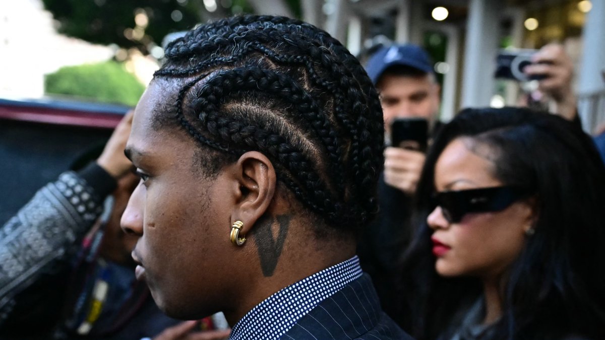 Rihanna (dcha.) y A$AP Rocky, abandonan el tribunal.