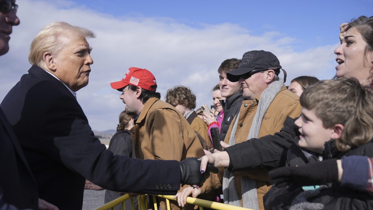 Trump saluda a las personas que acudieron a recibirle a Ashville