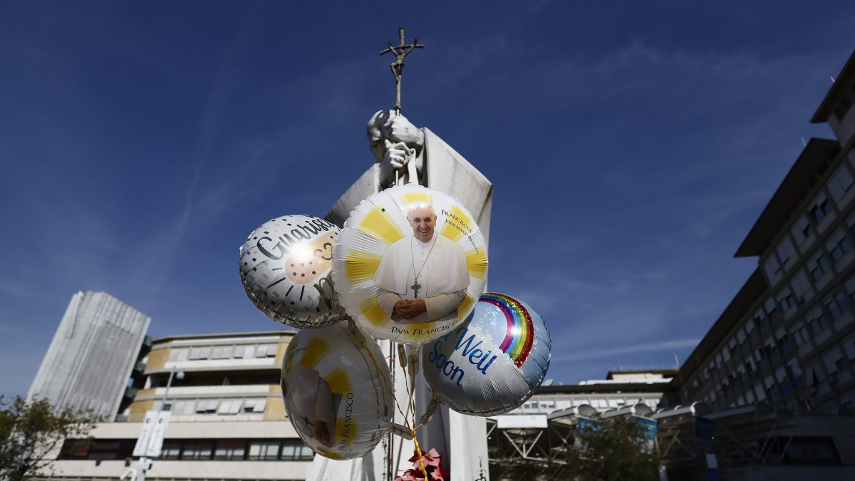 Cientos de personas rezan por el papa Francisco frente al Policlínico Gemelli