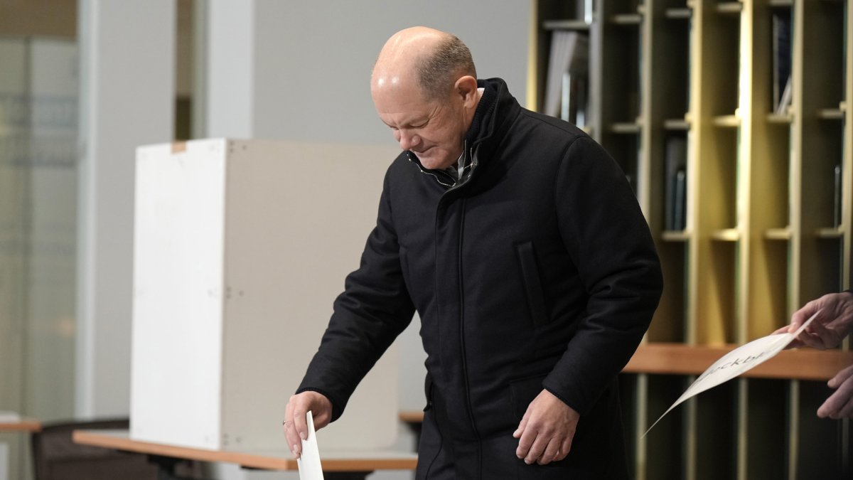 El canciller saliente Olaf Scholz (SPD) vota