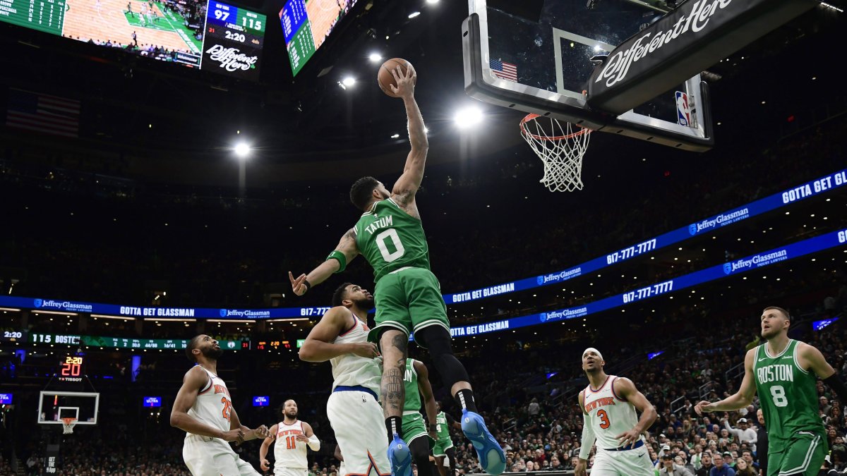 Jayson Tatum (0) intenta hacer un mate ante los Knicks