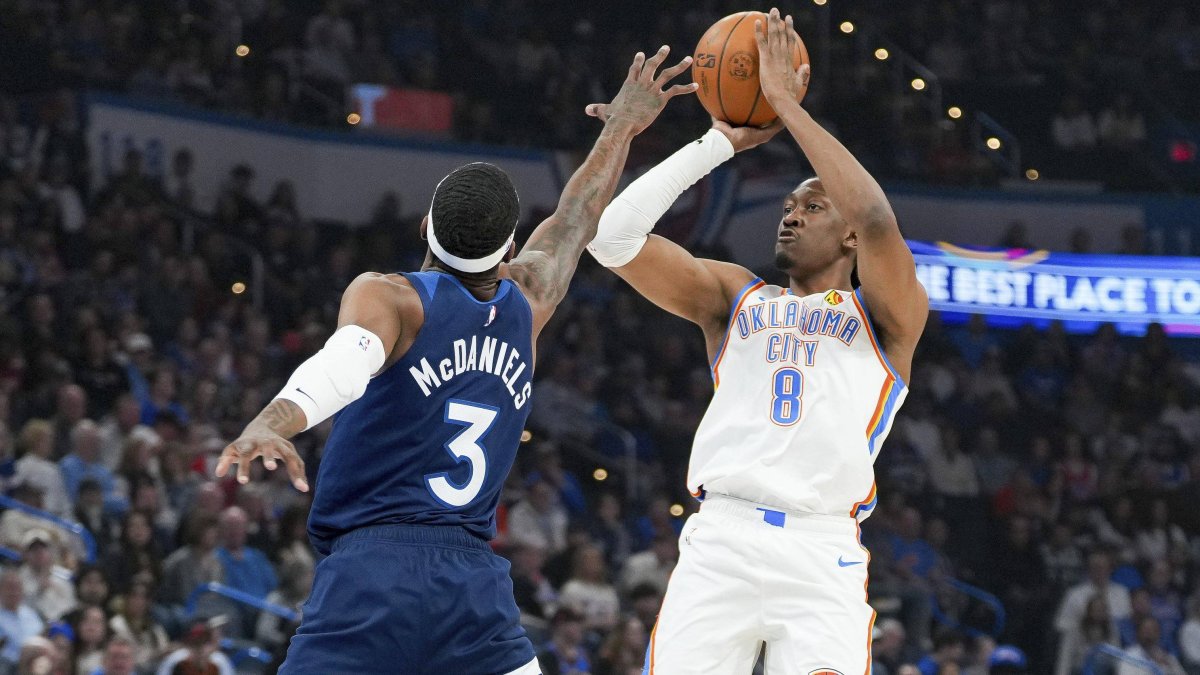 Jalen Williams (8) trata de lanzar ante la oposición de Jaden McDaniels (3)