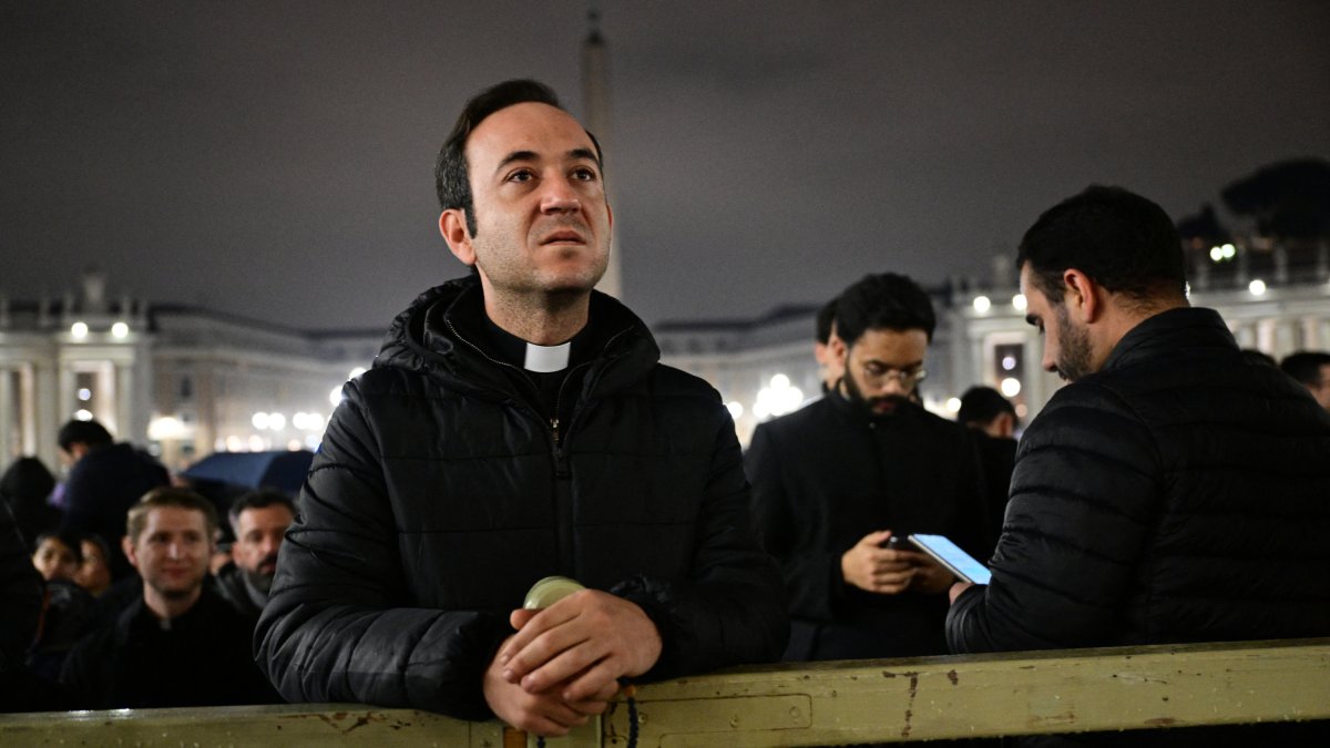 Thousands pray in Vatican for pope.